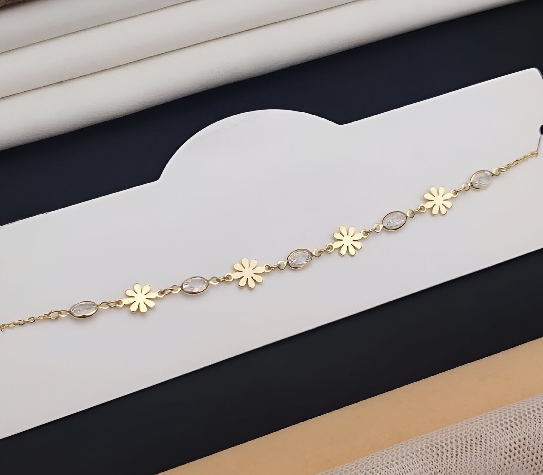 Virelle Meadow – Crystal Flower Necklace